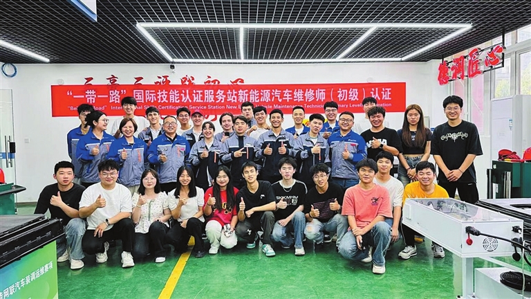 重慶城市職業(yè)學(xué)院 以“職教出海”為引擎，驅(qū)動(dòng)“渝車(chē)出海”網(wǎng)絡(luò)技術(shù)服務(wù)新航程